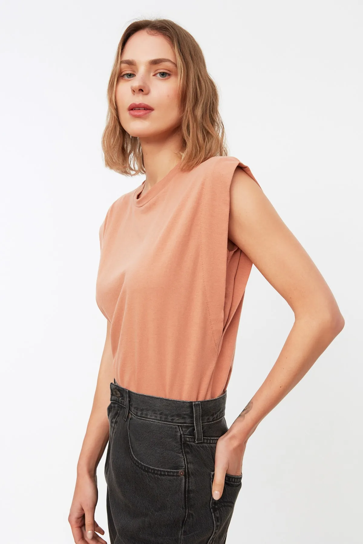 Trendyol Collection  Lachsfarbenes Basic-Strick-T-Shirt mit Rundhalsausschnitt aus 100 % Baumwollwatte TWOSS20TS0021