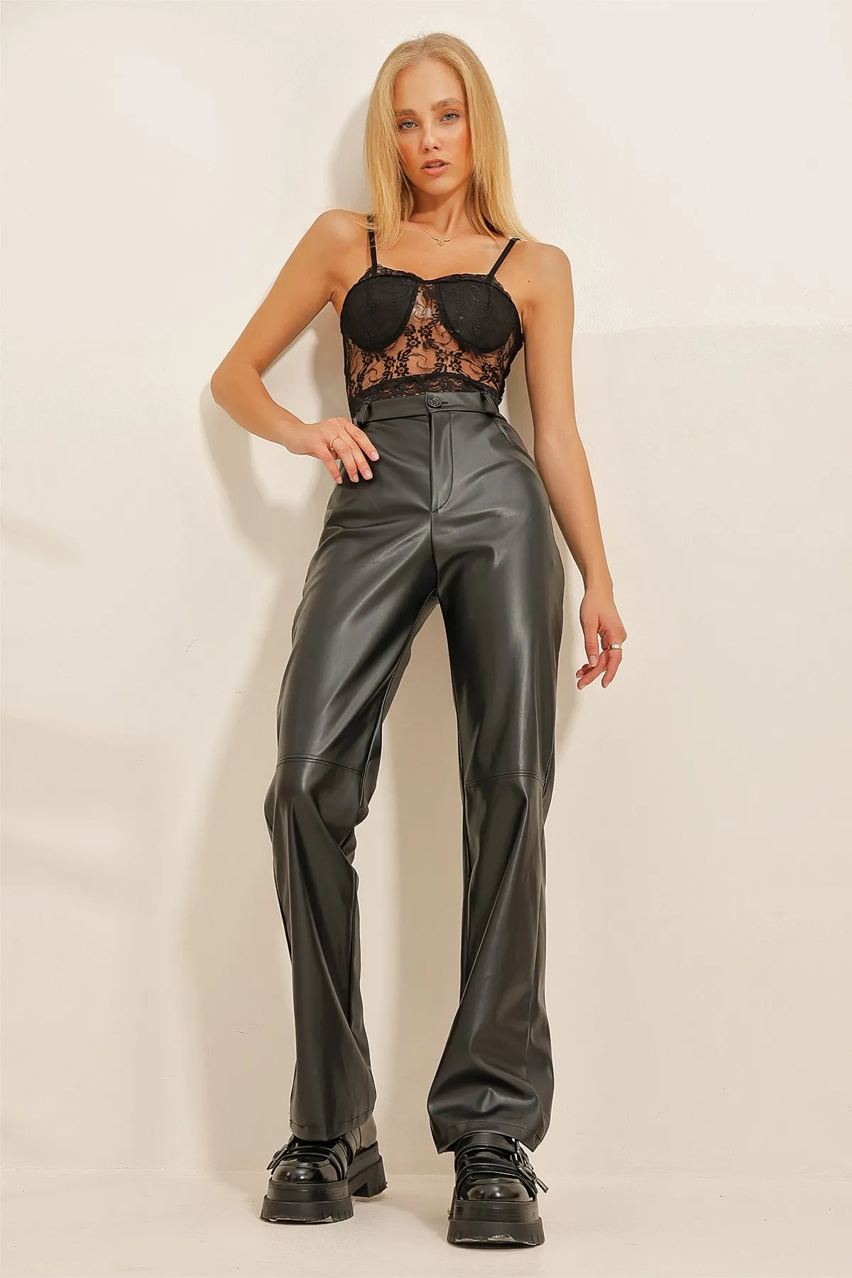 Trend Alaçatı Stili  Schwarze Palazzo-Hose aus Kunstleder für Damen mit Knienähten und Taschen ALC-X10843