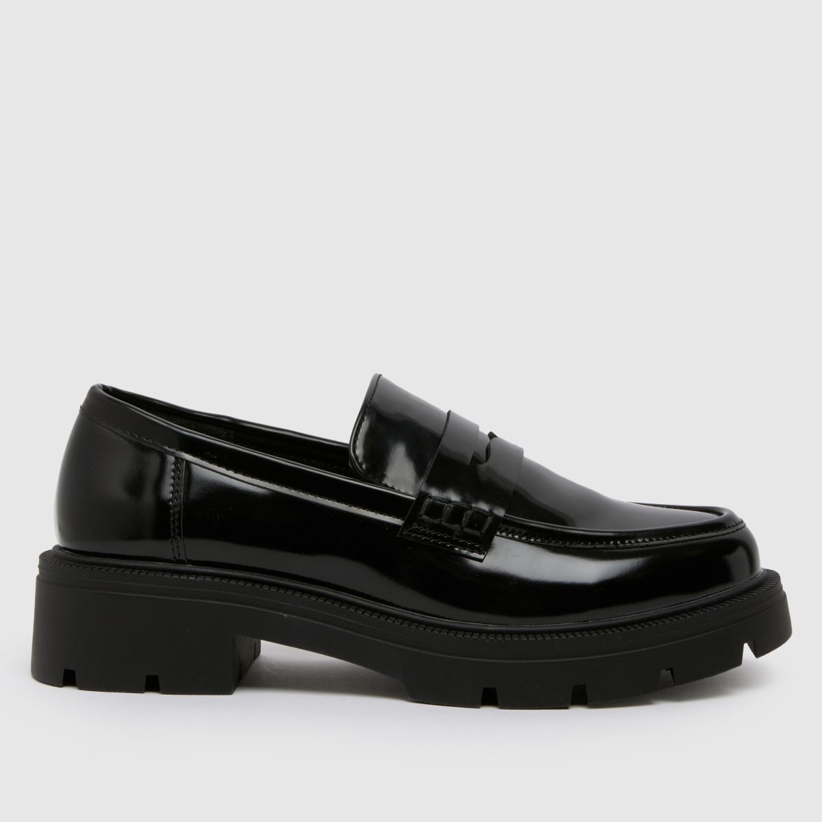 Schuh – Wide Fit – Livia – Svarta, grova, platta loafers i lack med wide fit-mönster