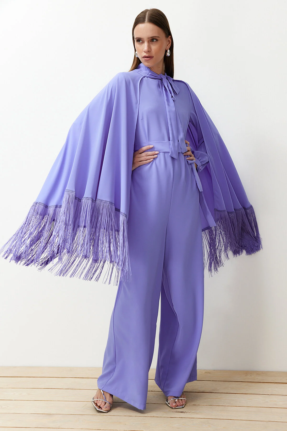 Trendyol Modest  Fliederfarbener Cape-Jumpsuit-Abendanzug mit Quasten TCTAW24DB00007