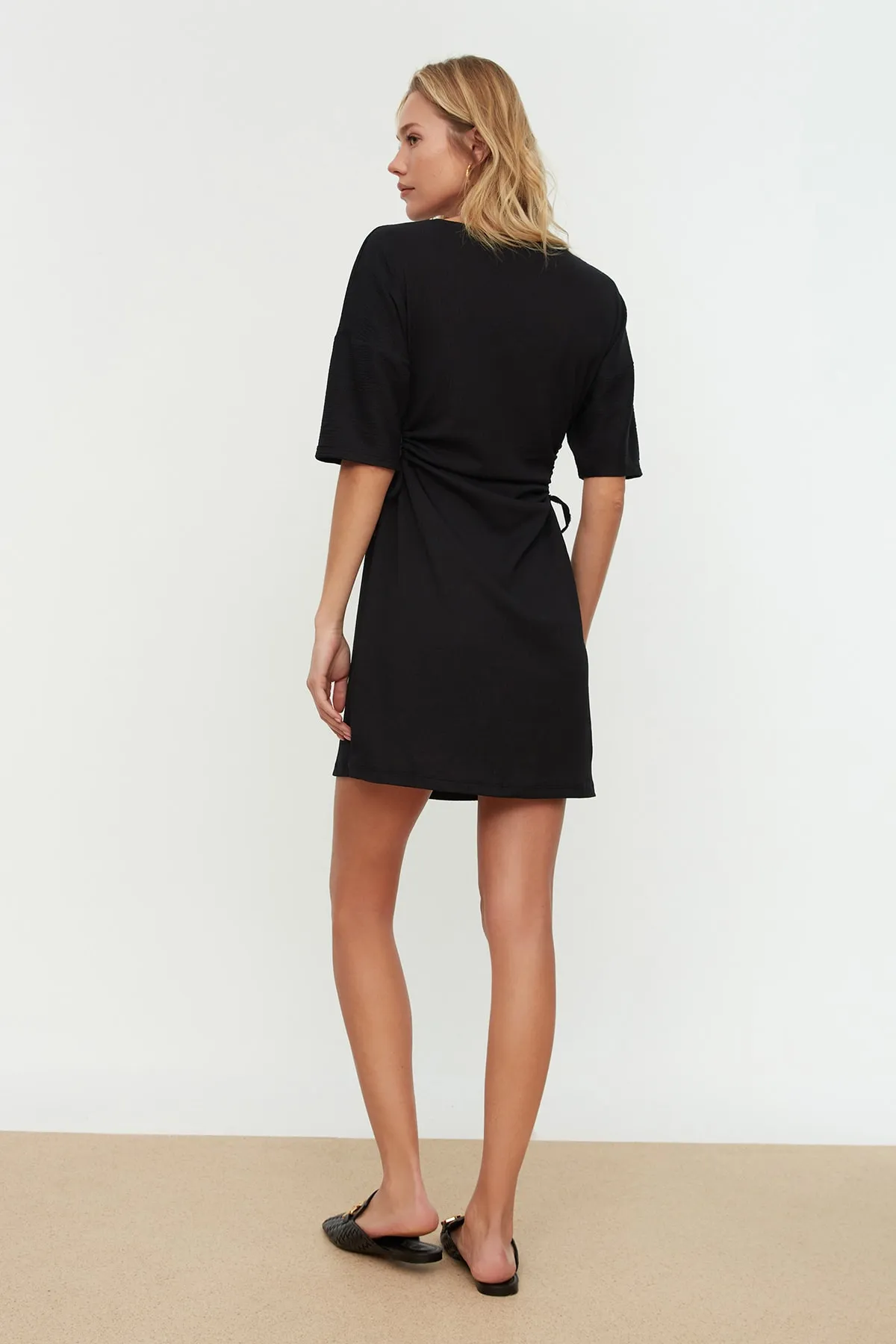 Trendyol Collection  Schwarzes Mini-Bleistiftkleid aus Strick mit Wickeltaille, Cut-Outs und Raffungen TWOSS22EL2082