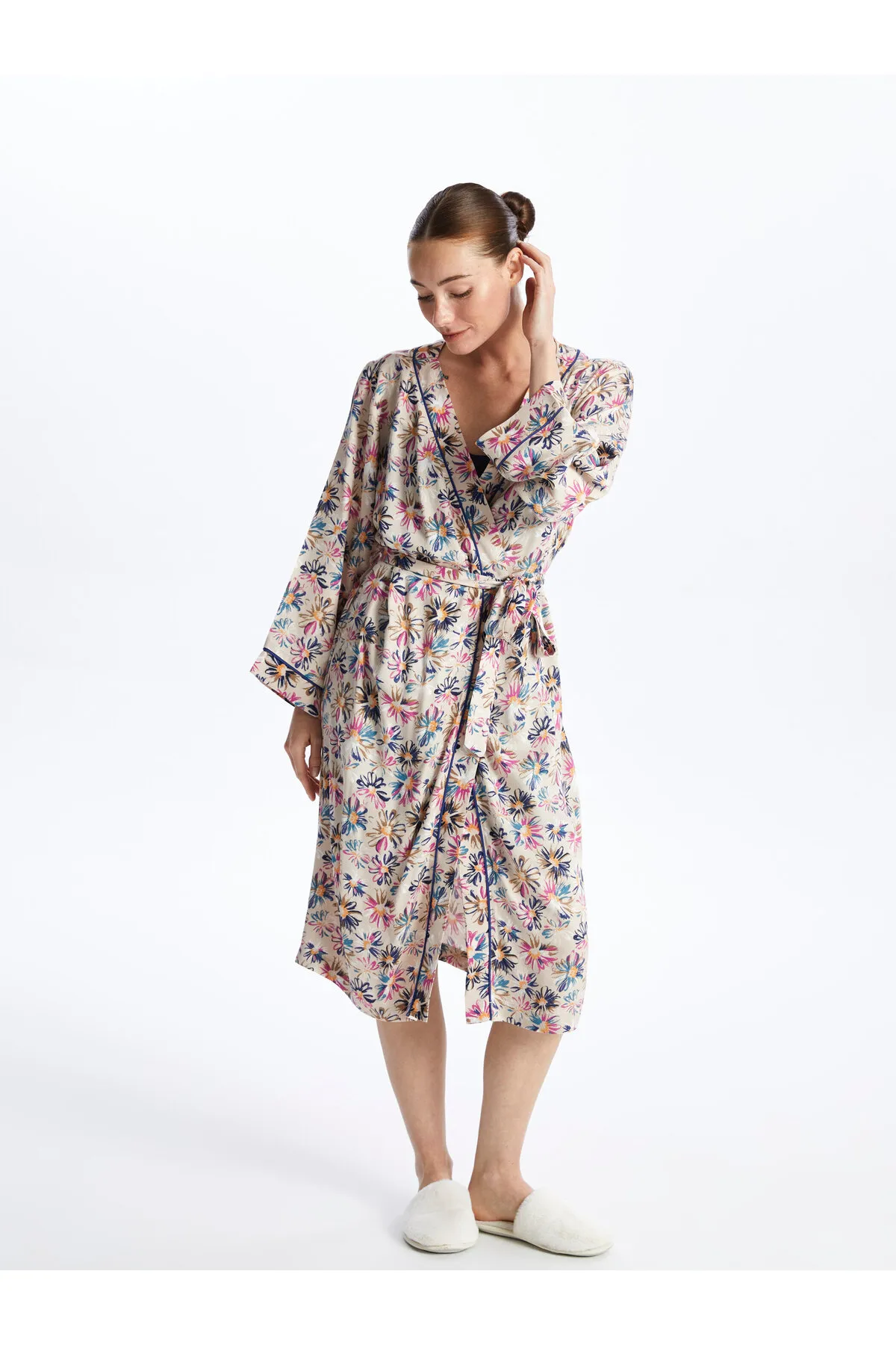 LC Waikiki  Langärmliger Damen-Bademantel mit Schalkragen und Blumenmuster