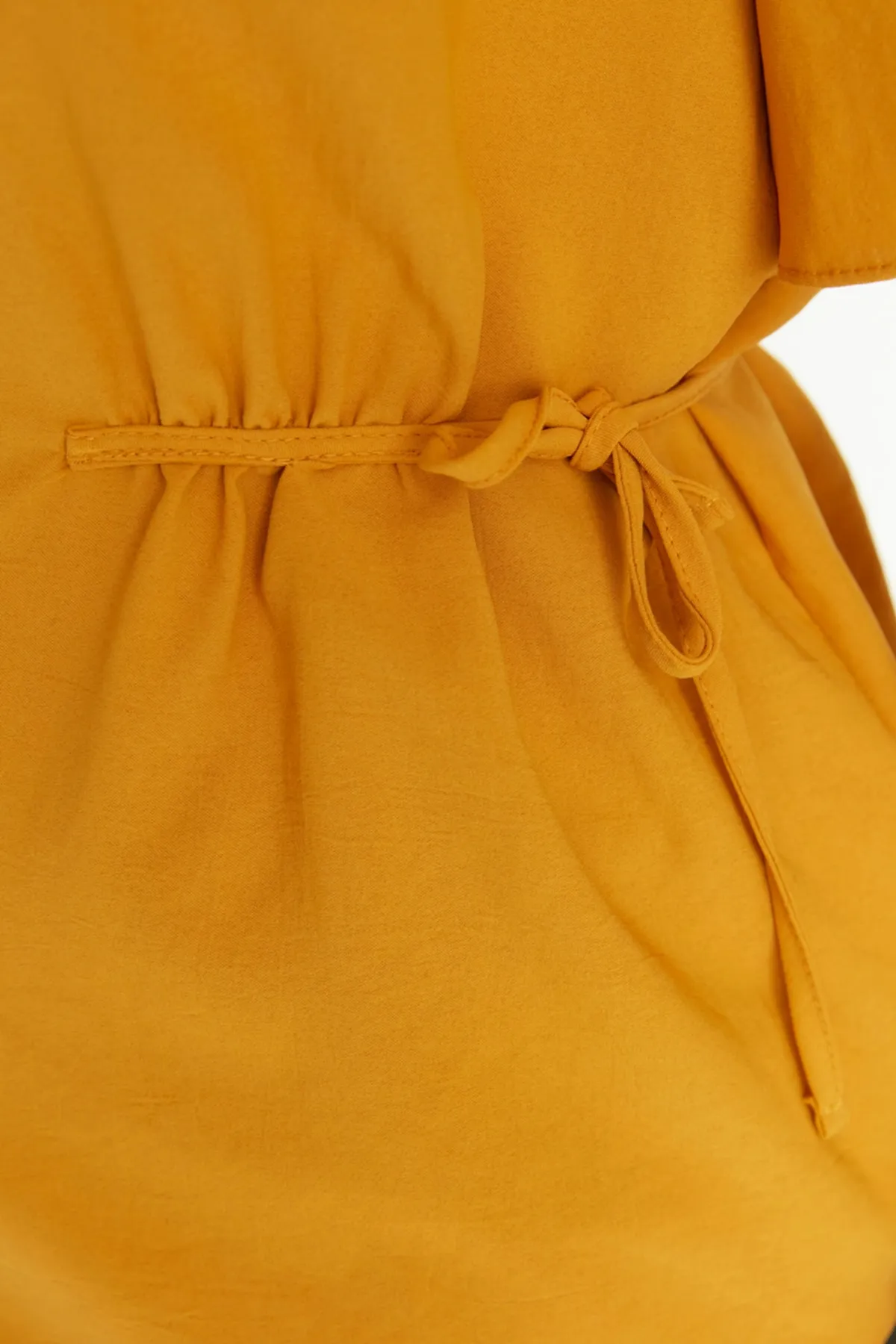 Trendyol Curve  Senffarbene, gewebte Bluse zum Binden mit V-Ausschnitt TBBSS22BZ0753