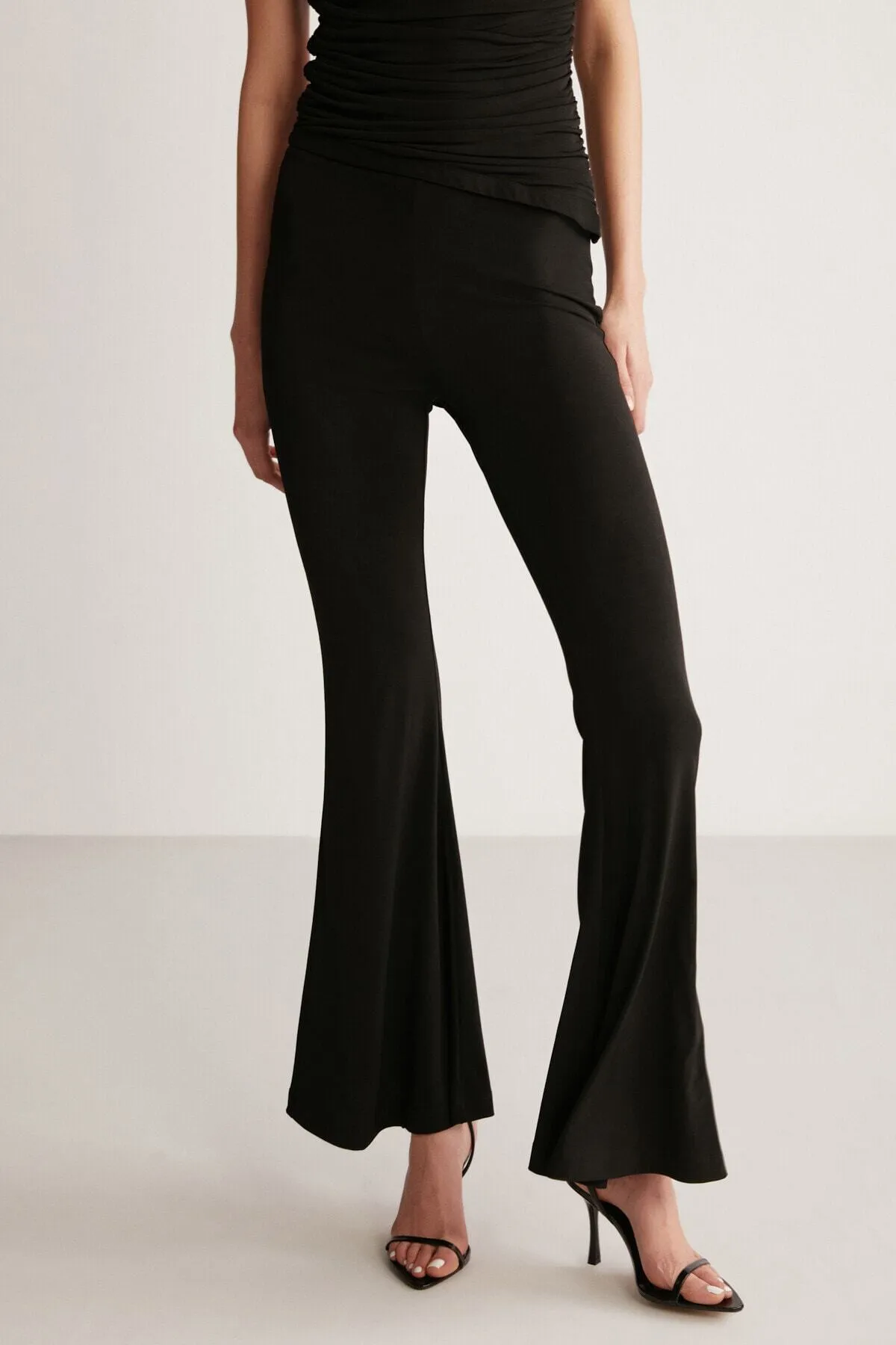 GRIMELANGE  Schwarze Damenhose von Krysten mit weitem Bein und elastischem Bund