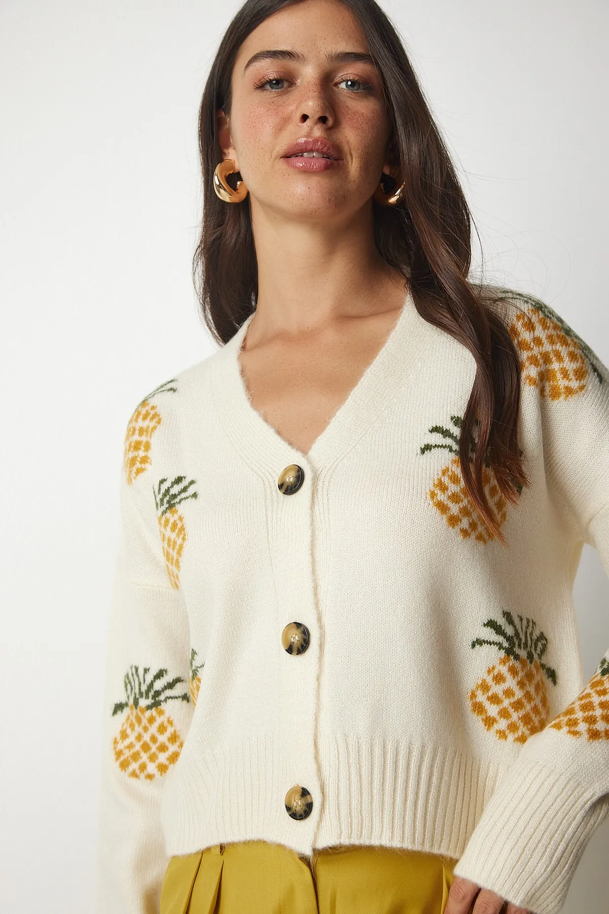Happiness İstanbul  Cremefarbene, senffarbene Strickjacke mit Muster für Damen BV00101