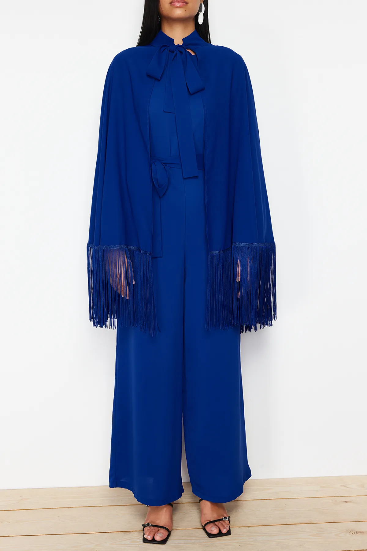 Trendyol Modest  Marineblauer Cape-Jumpsuit mit Quasten, Abendkleid TCTAW24DB00007