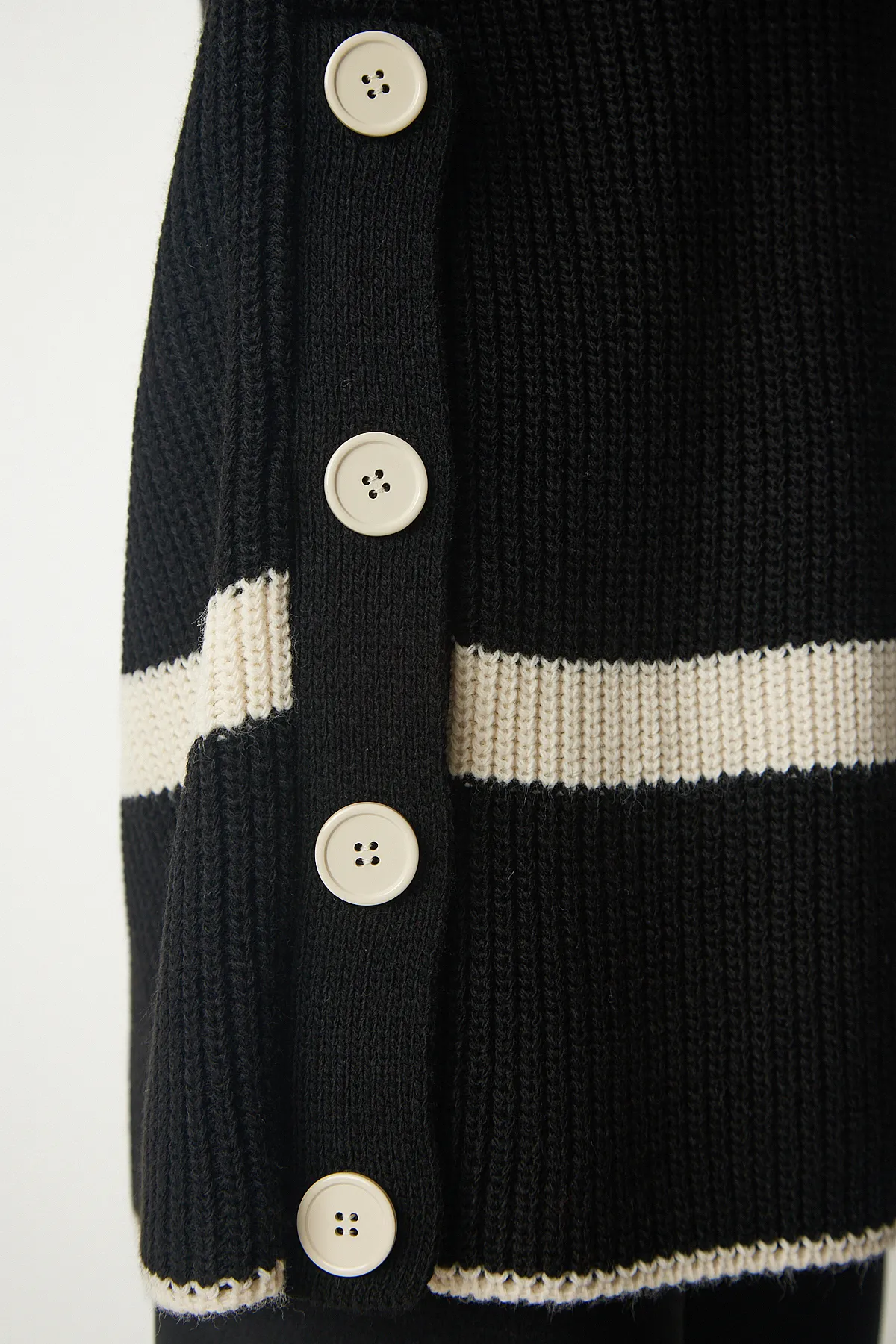 Happiness İstanbul  Schwarzer Strickpullover mit Knopfleiste für Damen MX00139