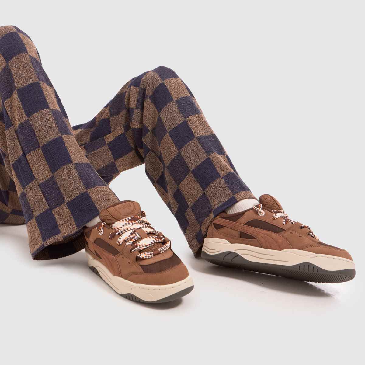 PUMA – 180 – Bruna, flerfärgade sneakers med spetsmotiv