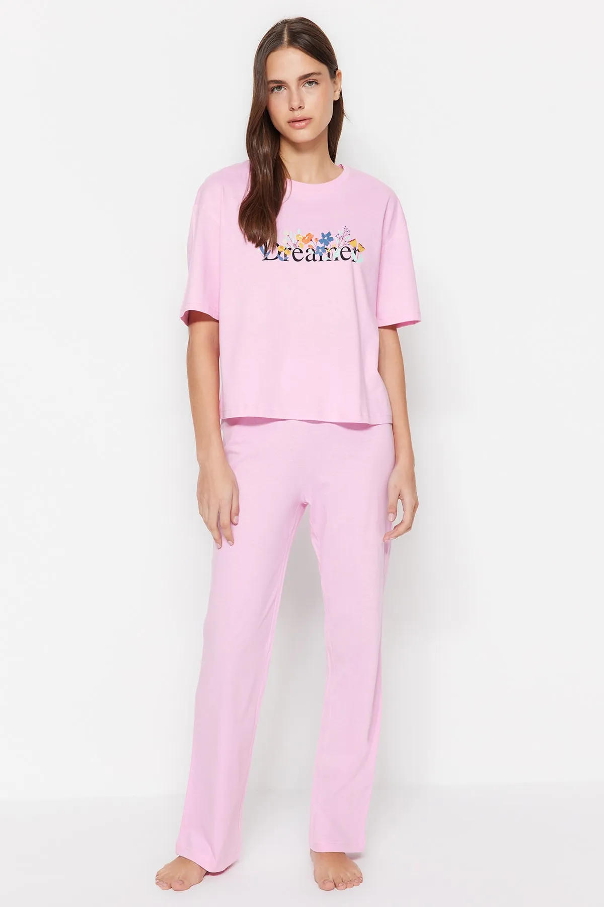 Trendyol Collection  Hellrosa gestricktes Pyjama-Set aus 100 % Baumwolle mit Slogan-Aufdruck und T-Shirt-Hose THMSS23PT00134
