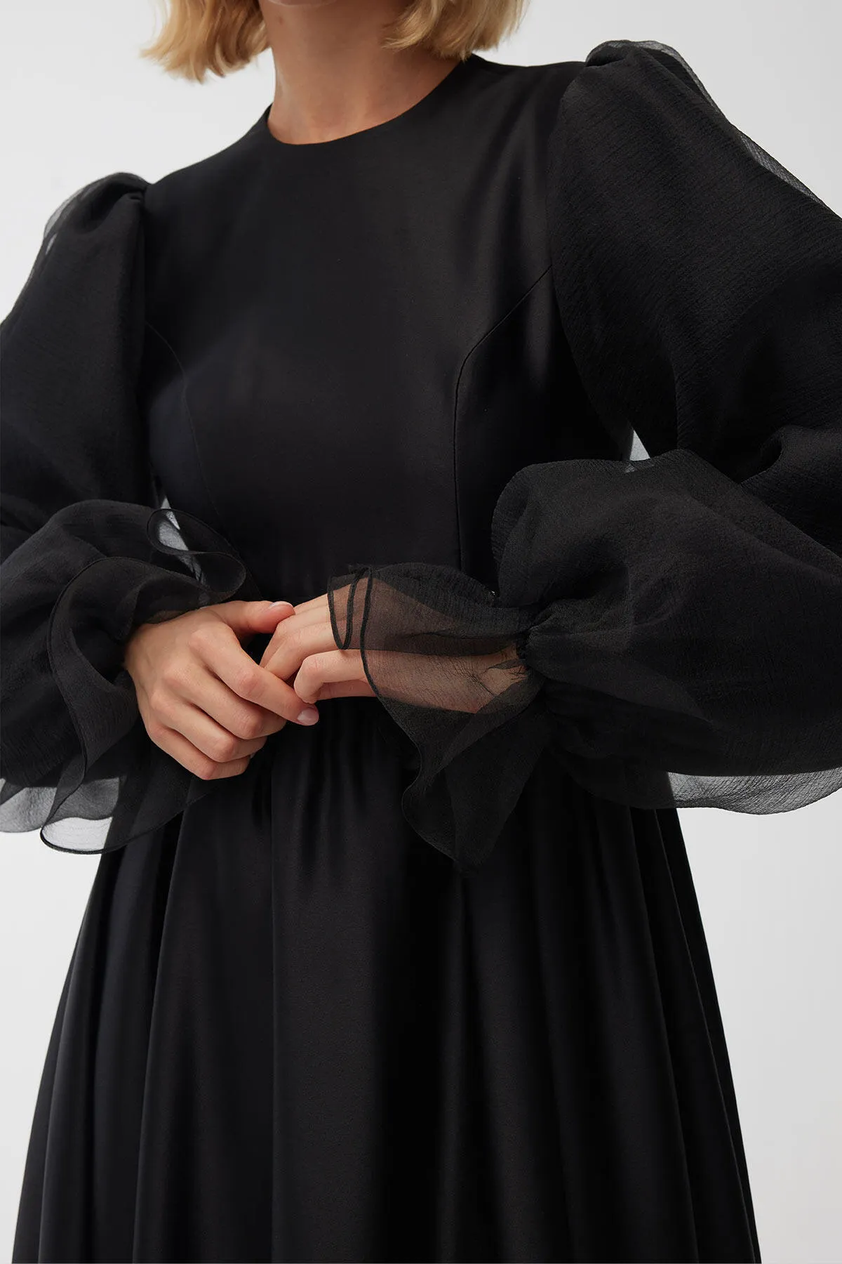 Manuka  Abendkleid aus Satin mit Steingürtel in Schwarz