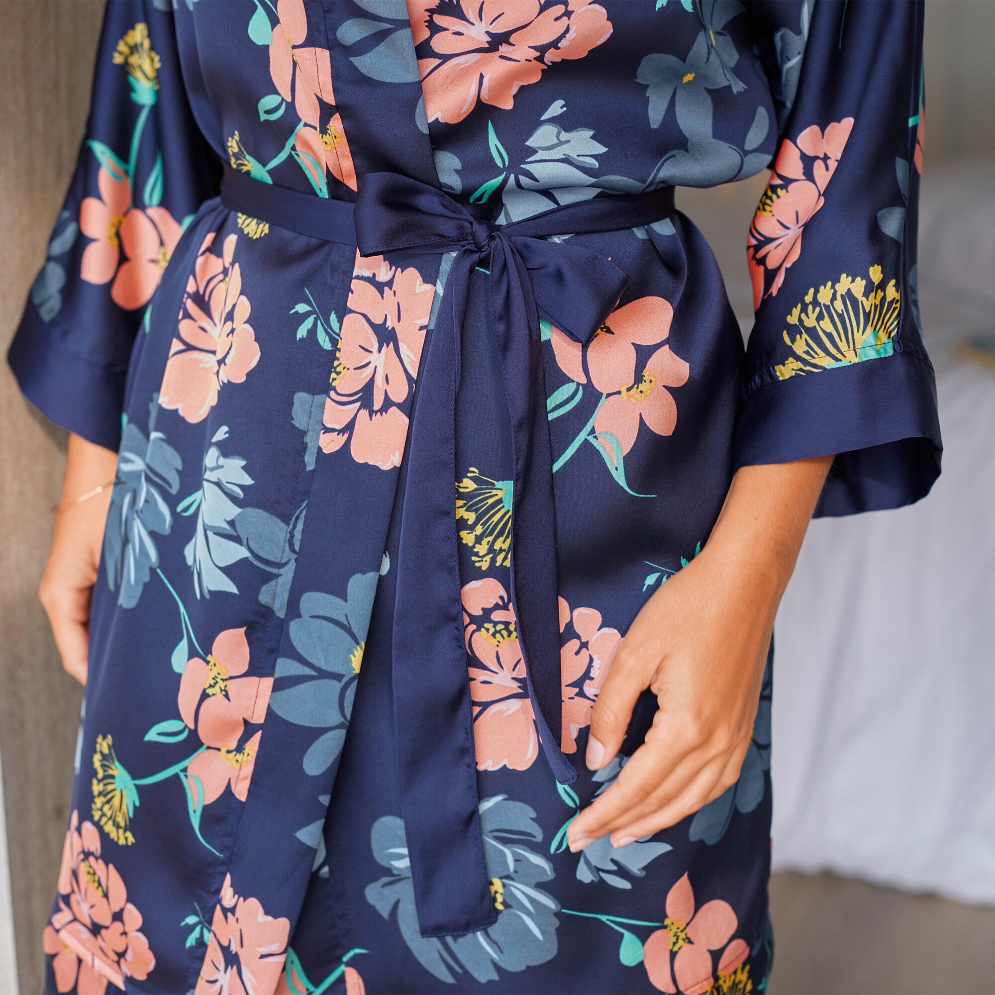 Kimono court forme T satin imprimé floral