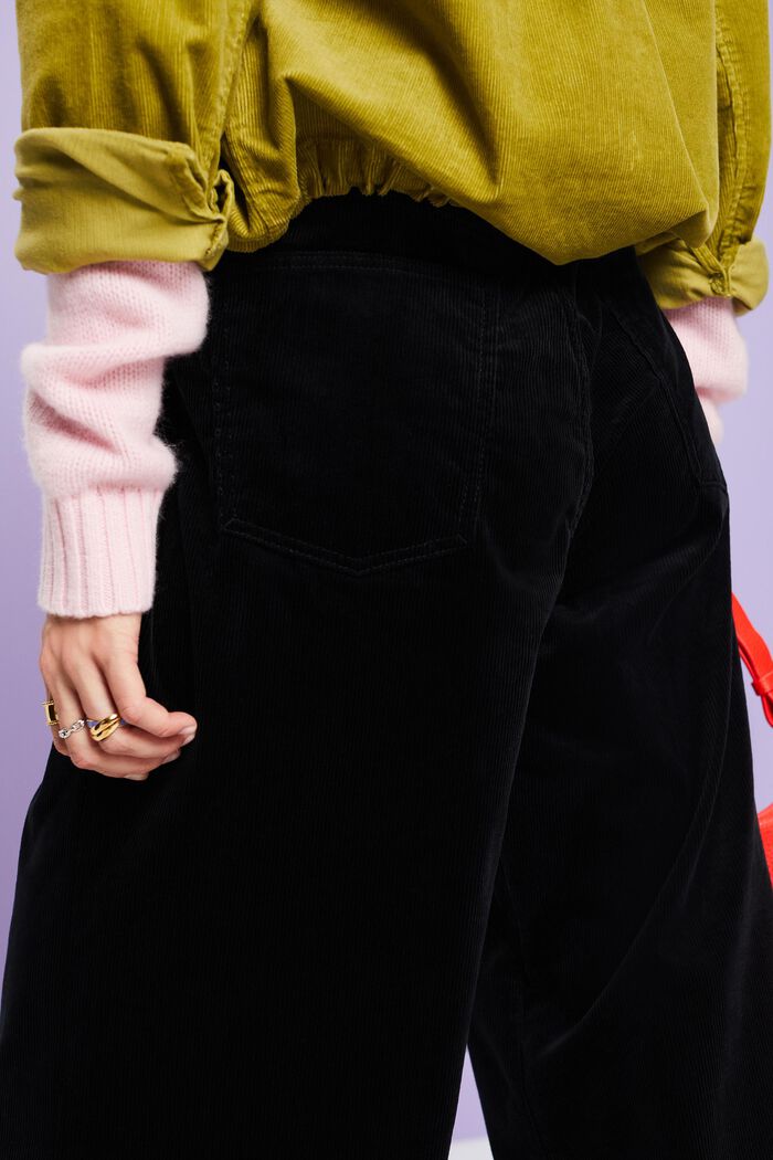 Cordhose mit weitem Bein und hohem Bund