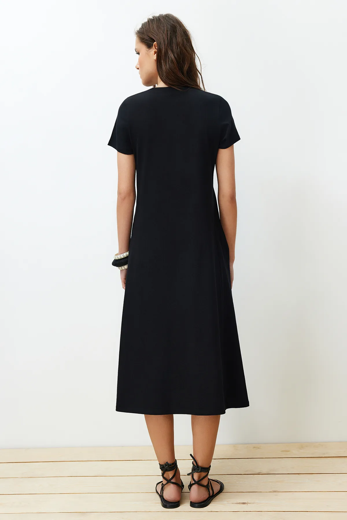 Trendyol Collection  Schwarzes Premium-Strick-Midikleid in A-Linie mit Rundhalsausschnitt und Taschen TWOSS24EL00169