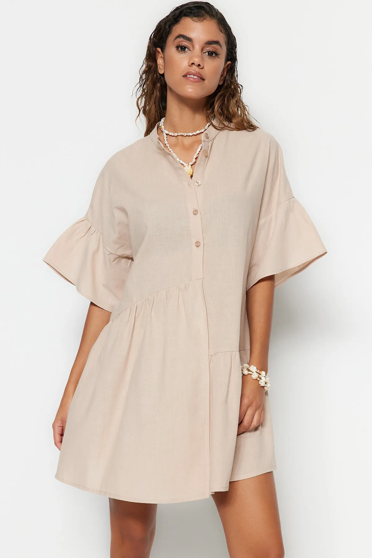 Trendyol Collection  Beiges, weit geschnittenes Mini-Strandkleid mit gewebtem Volant aus 100 % Baumwolle TBESS20EL0873
