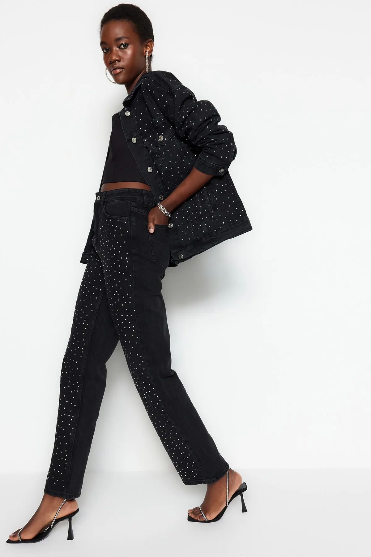 Trendyol Collection  Schwarze Stone-Jeans mit hoher Taille und weitem Beinausschnitt TWOAW23JE00442