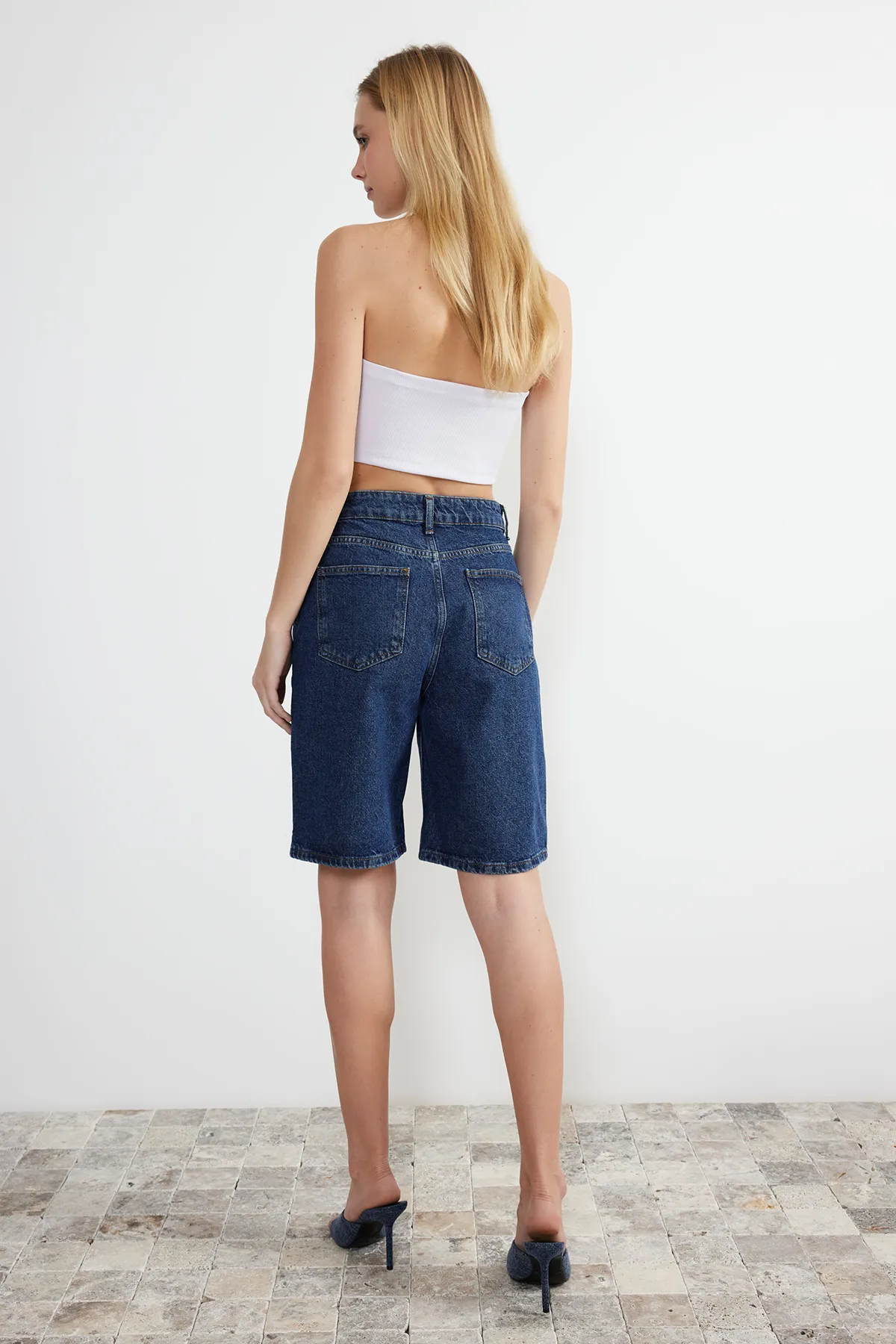 Trendyol Collection  Blaue Jeansshorts mit hoher Taille und Bermuda TWOSS24SR00016
