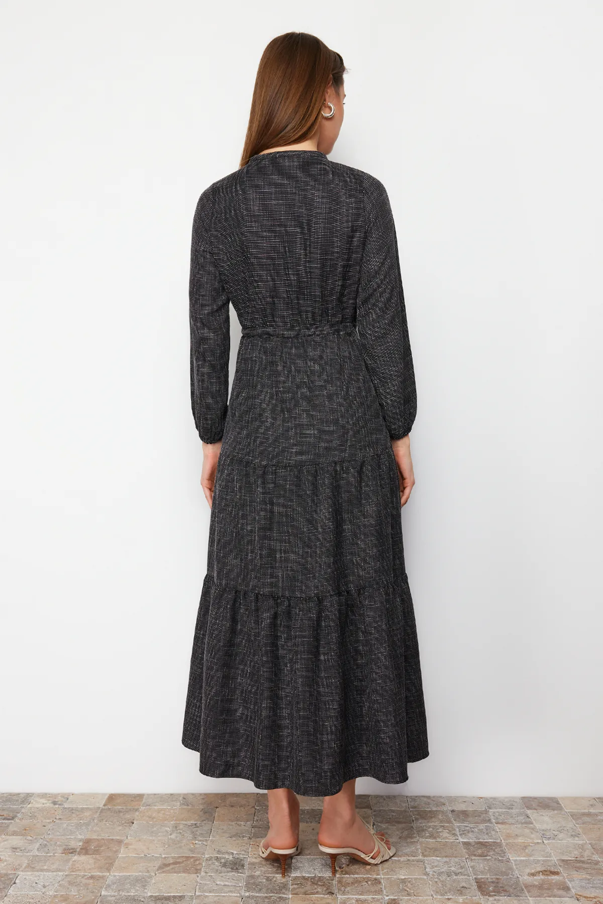 Trendyol Modest  Schwarzes, gewebtes Kleid mit Schnürrock TCTAW22EB0136