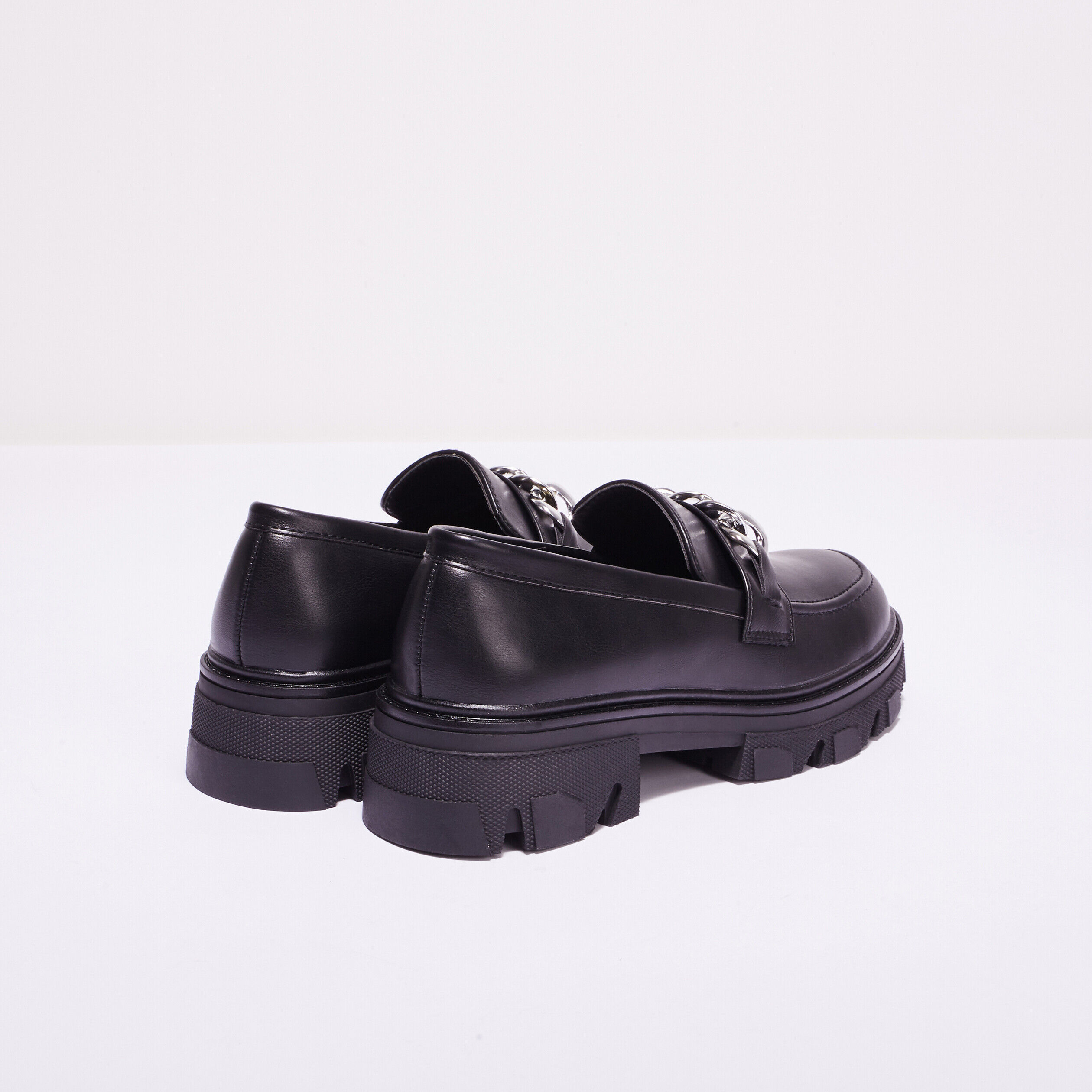 Mocassins crantés avec chaînes noir femme | Cache Cache