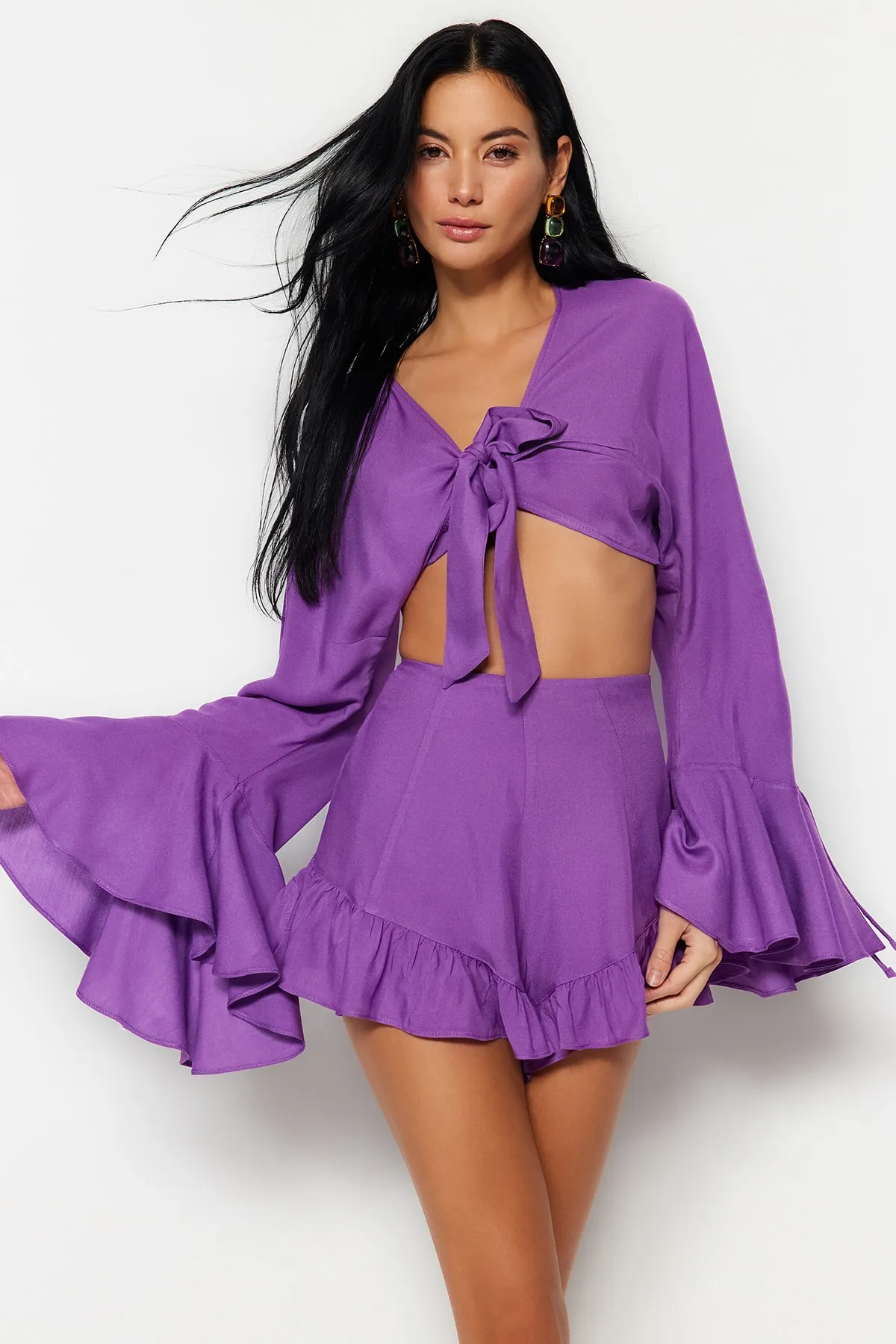 Trendyol Collection  Lila gewebtes Rüschenblusen-Shorts-Set TBESS23AU00128