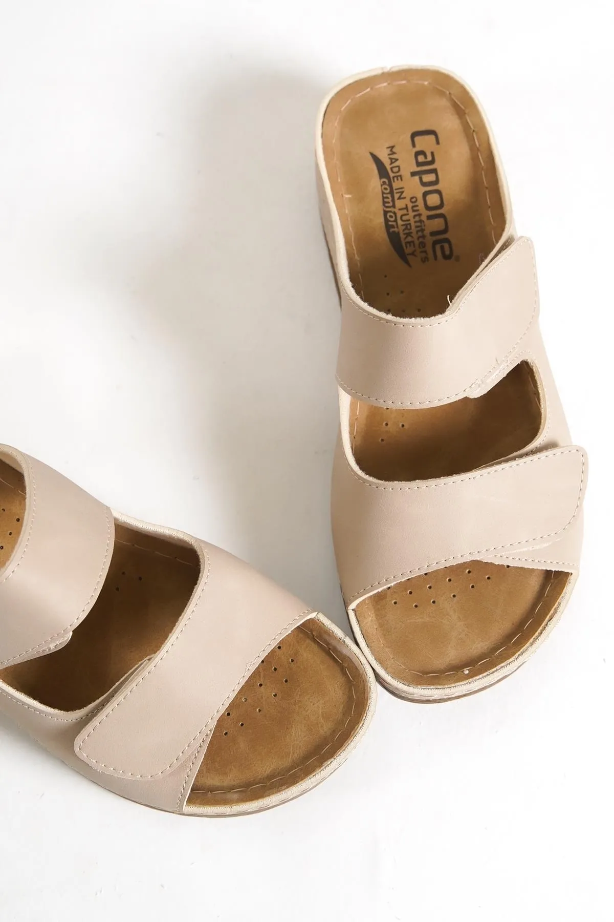 Capone Outfitters  Anatomisch weiche, bequeme Mutterhausschuhe mit Keilabsatz