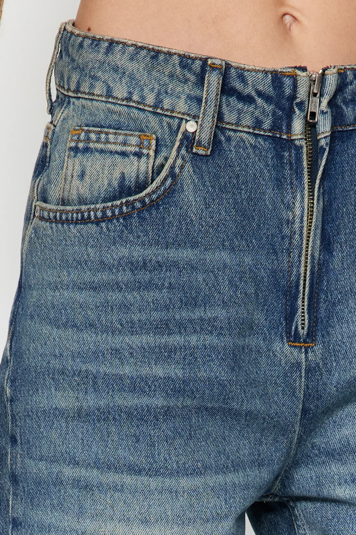Trendyol Collection  Blaue Jeans mit Vintage-Reißverschluss und hoher Taille und weitem Bein, blasser Effekt, TWOAW24JE00315