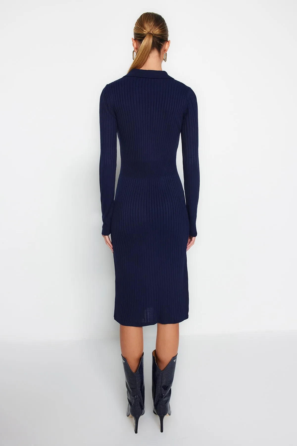 Trendyol Collection  Marineblaues Midi-Strickkleid mit Rollkragen TWOAW22EL1376