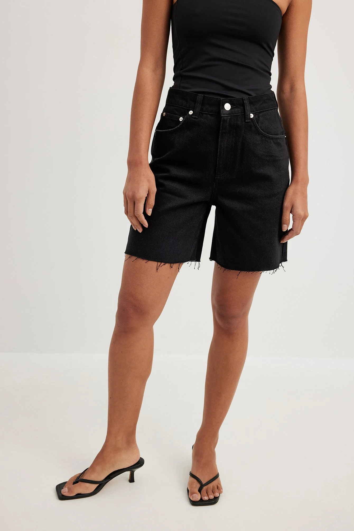 Hochtaillierte Denim-Shorts mit rohem Saum