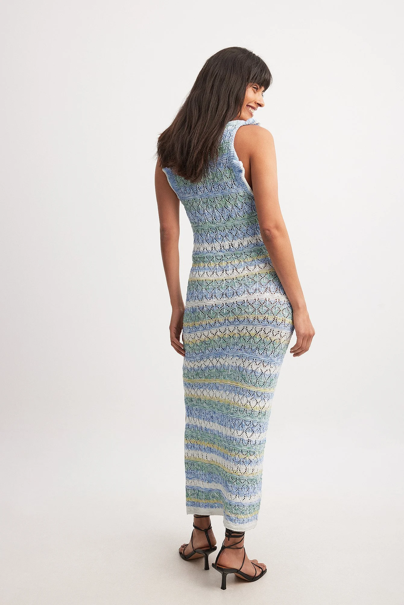 Gestricktes, gestreiftes Midikleid