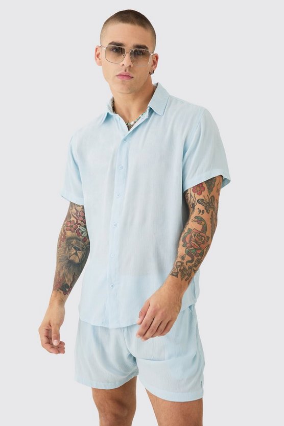 Kurzärmliges Hemd und Shorts