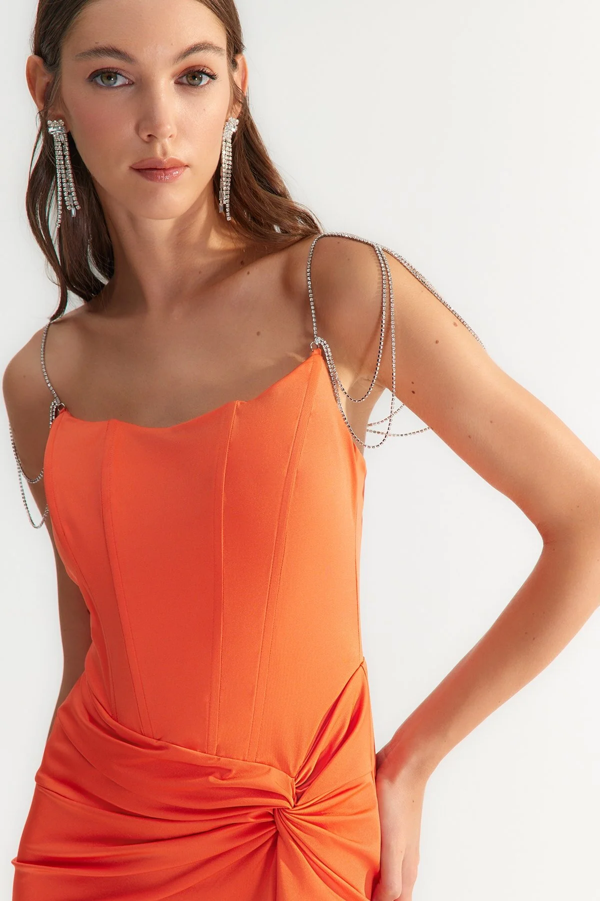 Trendyol Collection  X Zeynep Tosun Orangefarbenes Kleid mit Korsett-Details und Zubehör TCLSS23EL00015