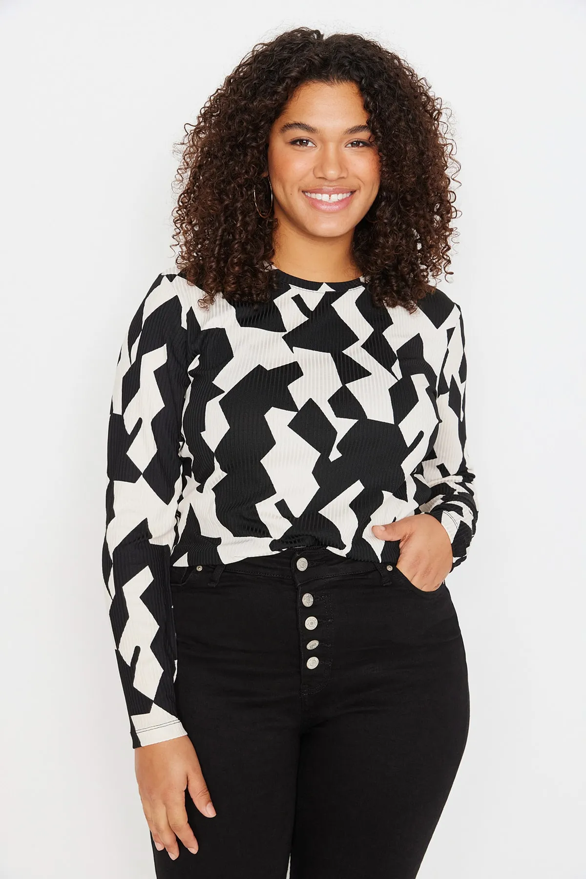 Trendyol Curve  Mehrfarbig gemusterte, figurbetonte Cord-Strickbluse TBBAW23AF00016