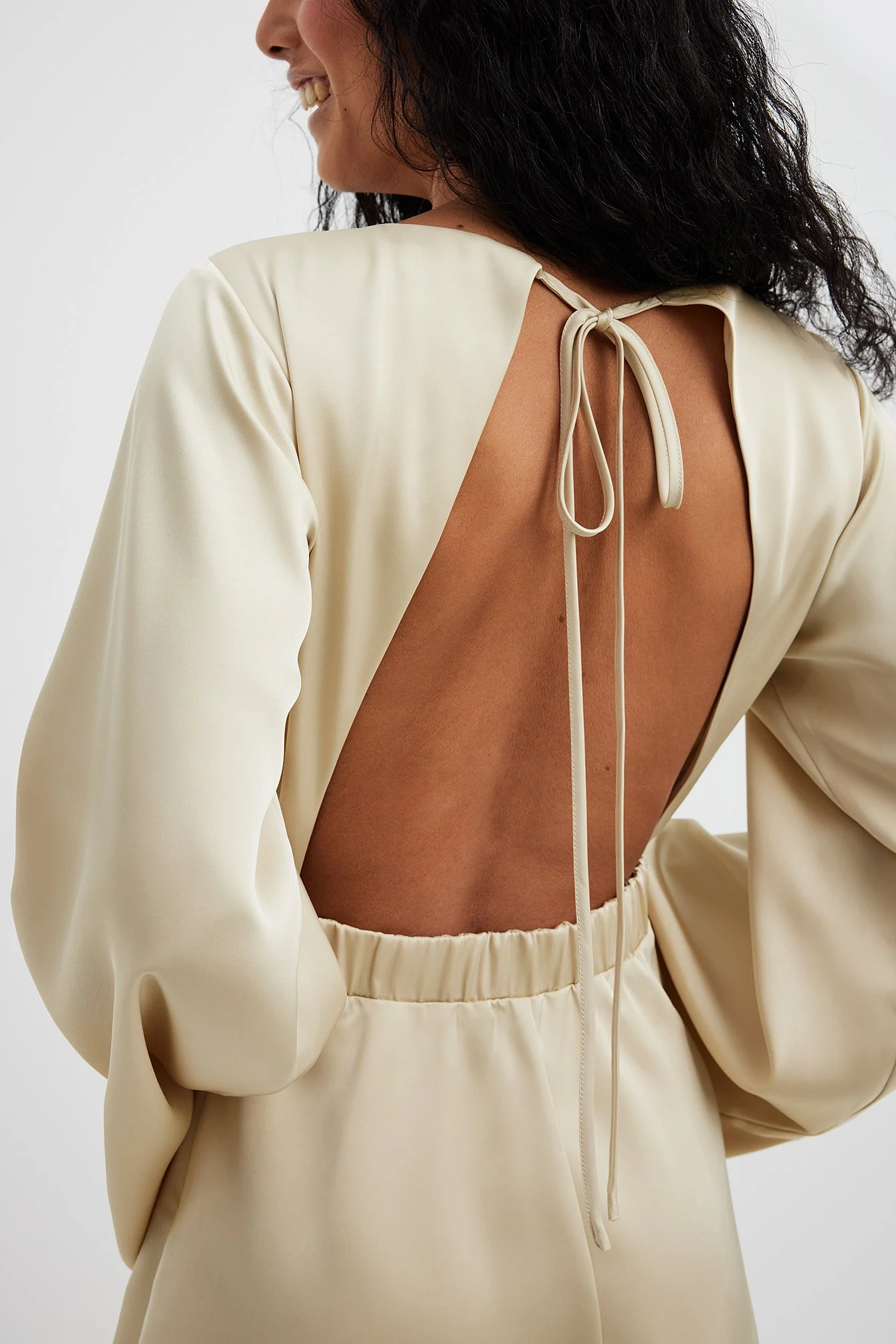 Kleid mit offener Rückenpartie