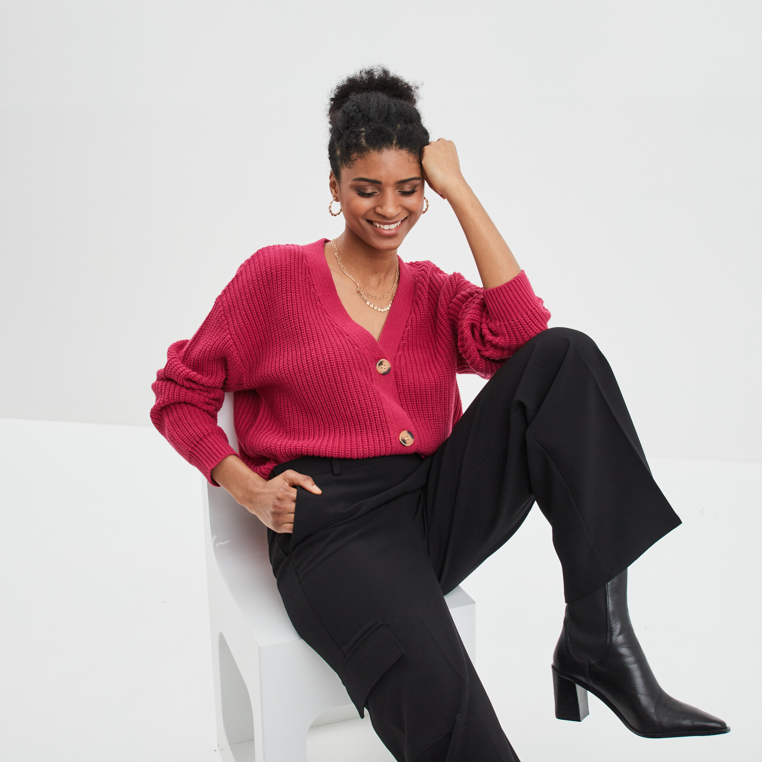 Gilet col en V avec 3 boutons rose framboise femme | La Halle