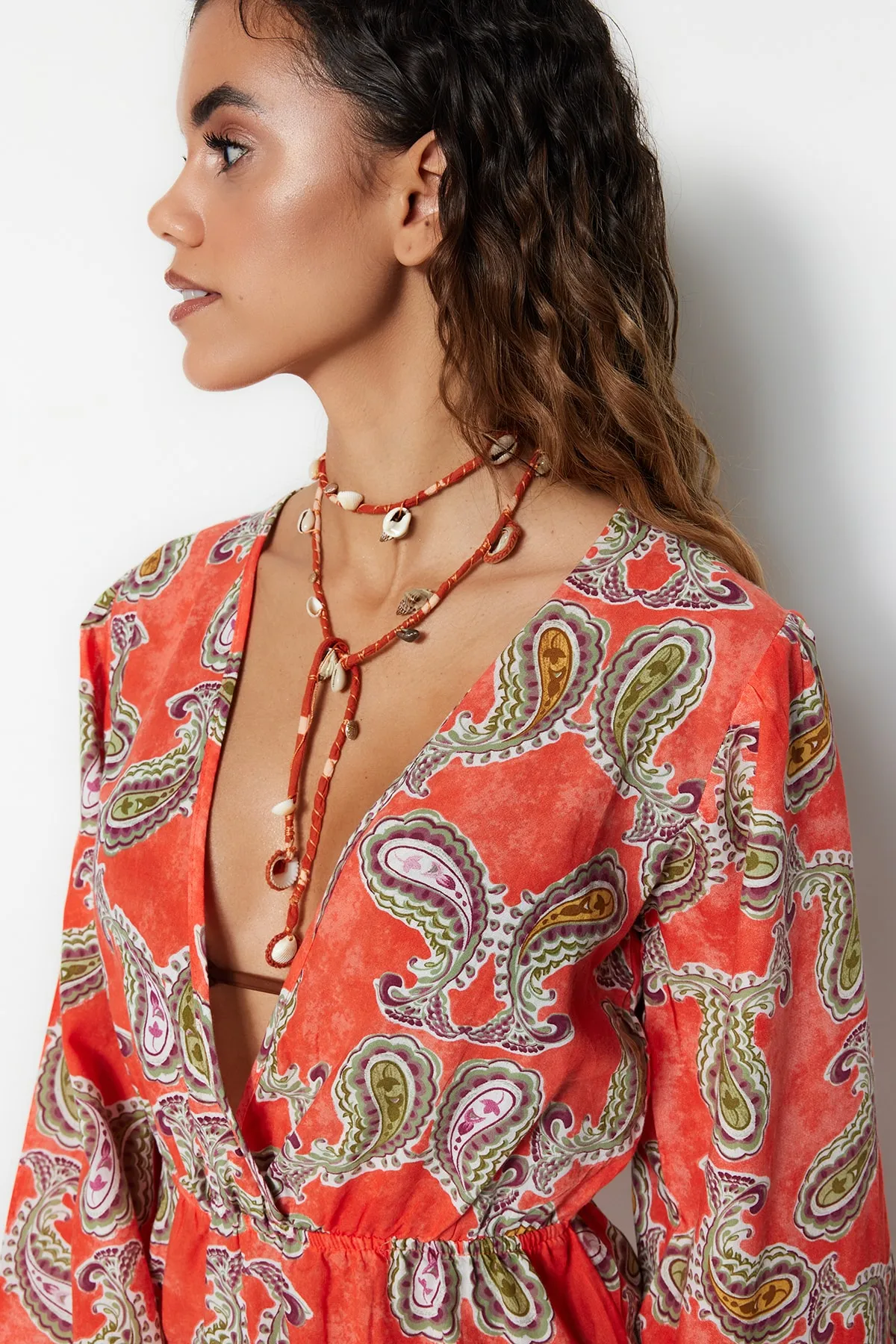 Trendyol Collection  Gewebtes, gerüschtes Mini-Strandkleid aus 100 % Baumwolle mit Paisley-Muster TBESS23EL00028