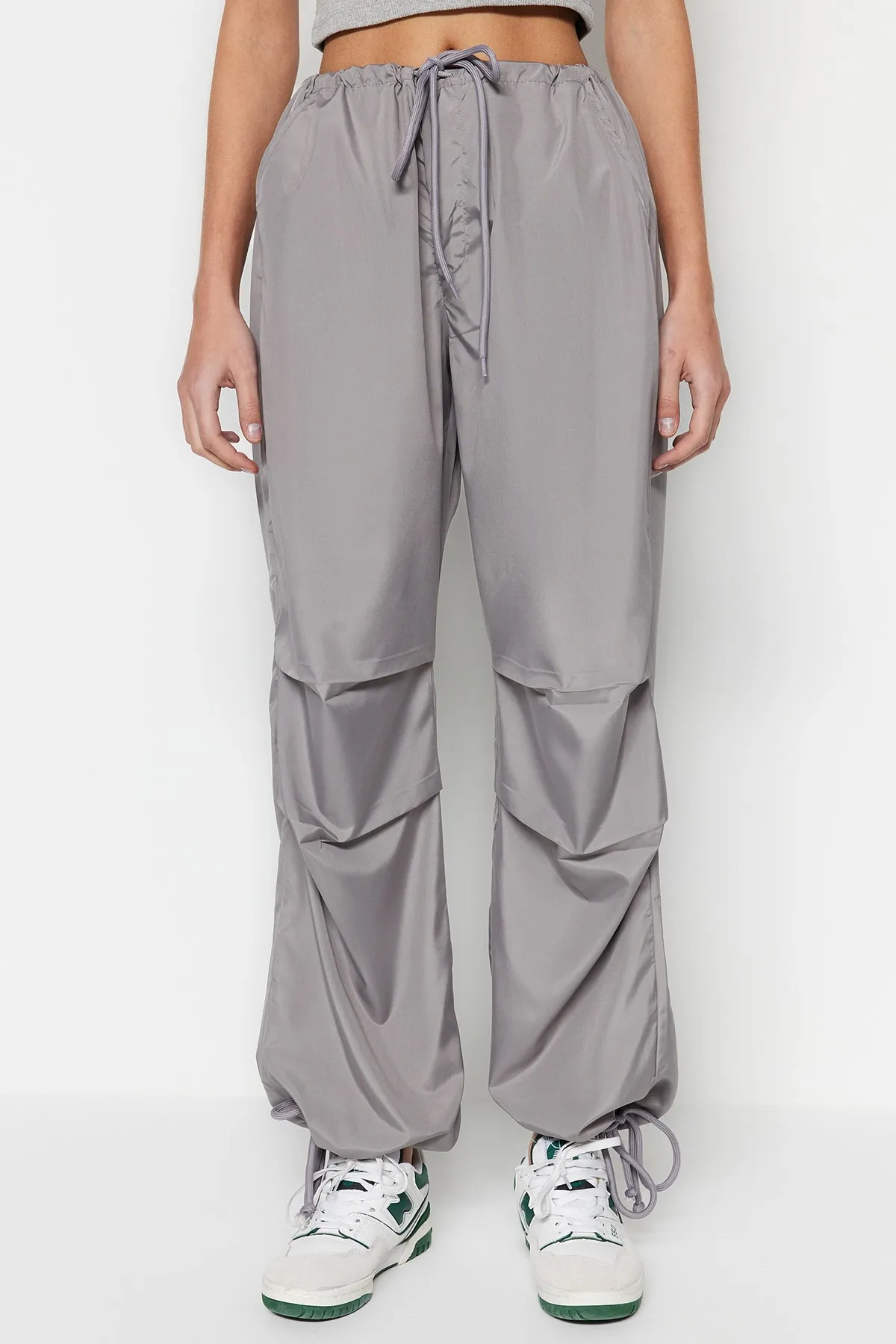 Trendyol Collection  Graue, gewebte Parachute-Webhose mit Gürtel und hohem Bund TWOSS23PL00317