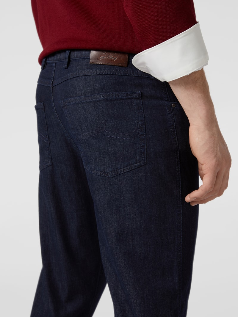 Jeans mit Stretch-Anteil in gerader Passform in dunkelblau