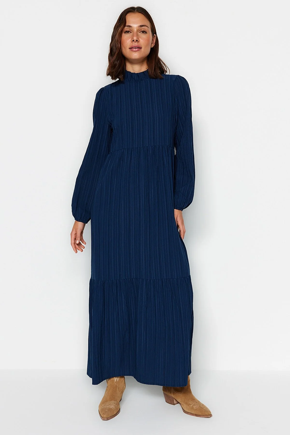 Trendyol Modest  Marineblaues Crinkle-Gewebtes Kleid mit Stehkragen und weiter Passform TCTSS22EB00171