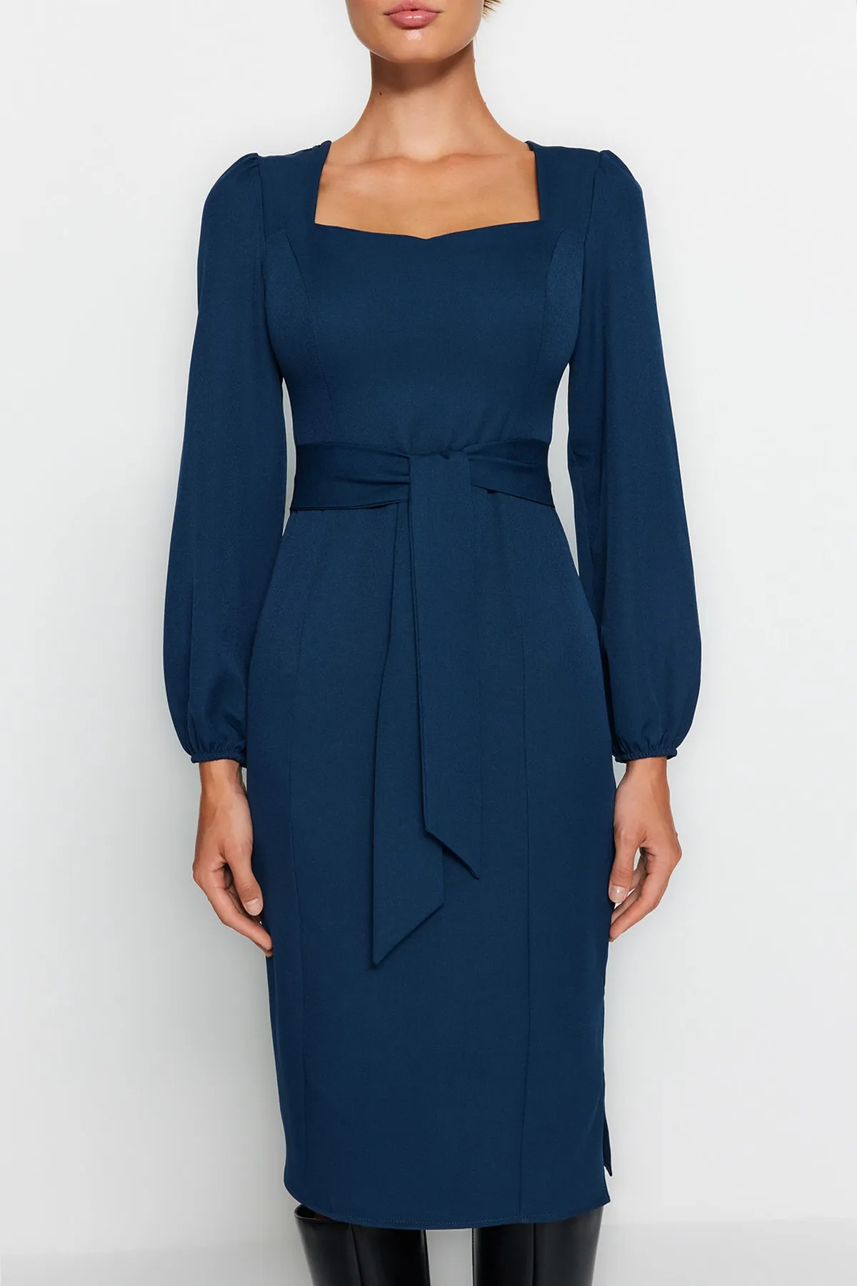 Trendyol Collection  Petrolfarbenes Body-Wickel-Midikleid aus Webstoff mit Gürtel TWOAW23EL00895