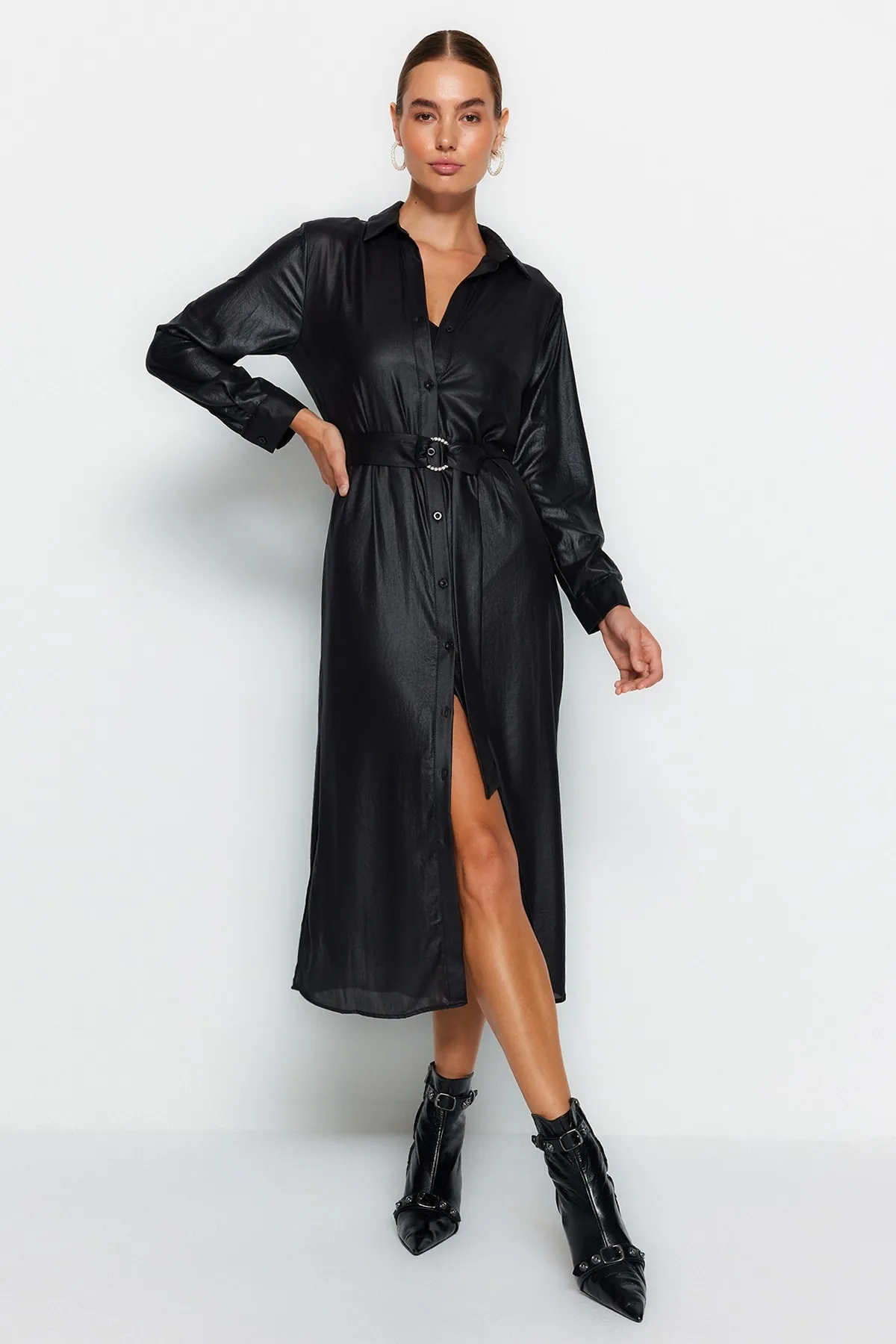 Trendyol Collection  Schwarzes, gewebtes Maxi-Hemdkleid mit Gürtel TWOAW24EL00325