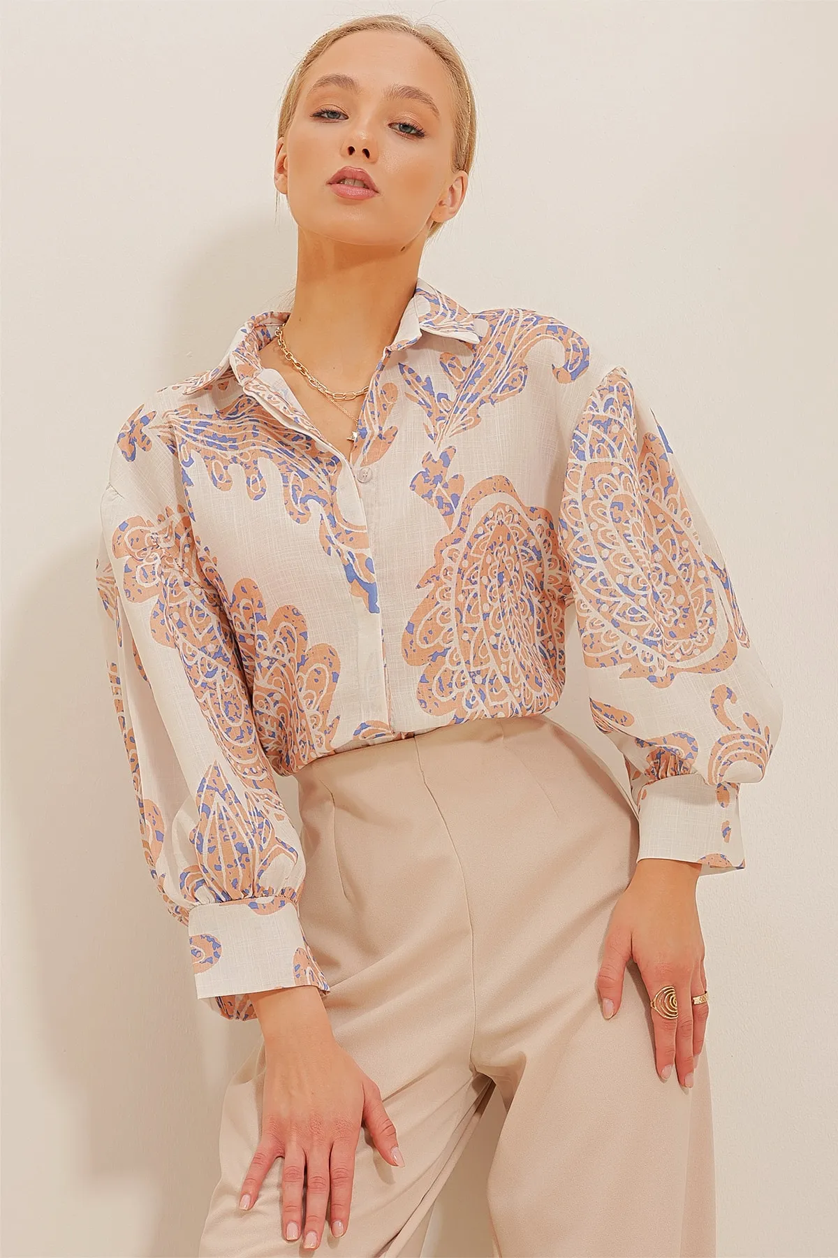 Trend Alaçatı Stili  Creme-Kaffeefarbenes Hemd aus gewebtem Leinen mit Prinzessinnen-Ethnomuster für Damen, Flammen-Muster, ALC-X10397