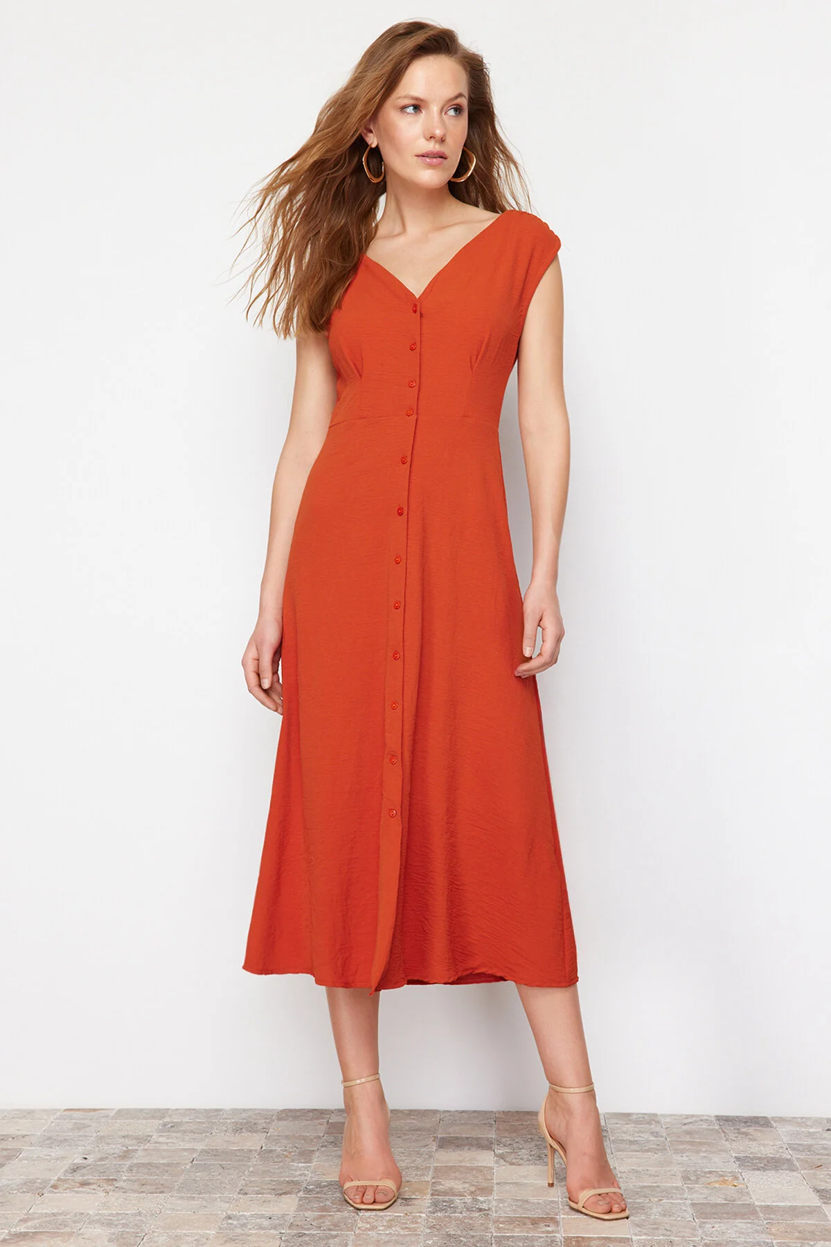 Trendyol Collection  Gewebtes Midi-Hemdkleid mit Kachelknöpfen TWOSS24EL00442