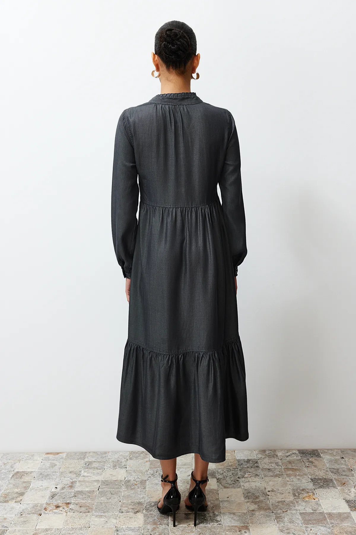 Trendyol Collection  Anthrazitfarbenes Lyosell-Jeans-Maxikleid TWOSS24EL00778