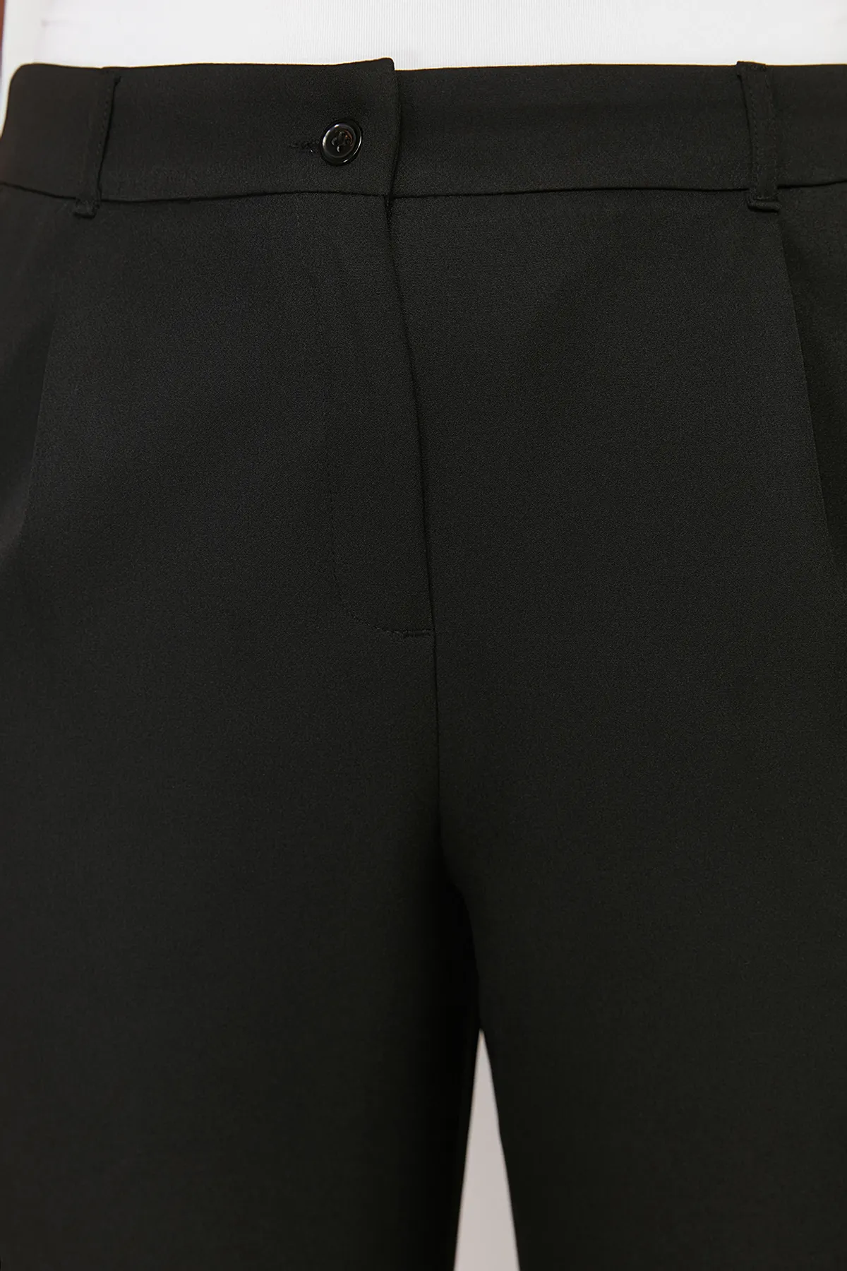 Trendyol Curve  Schwarze High Waist Wide Leg Plissee Webhose mit weitem Bein TBBSS24AR00019