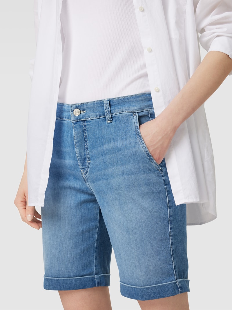 Jeansshorts mit fixierten Beinumschlägen in blau