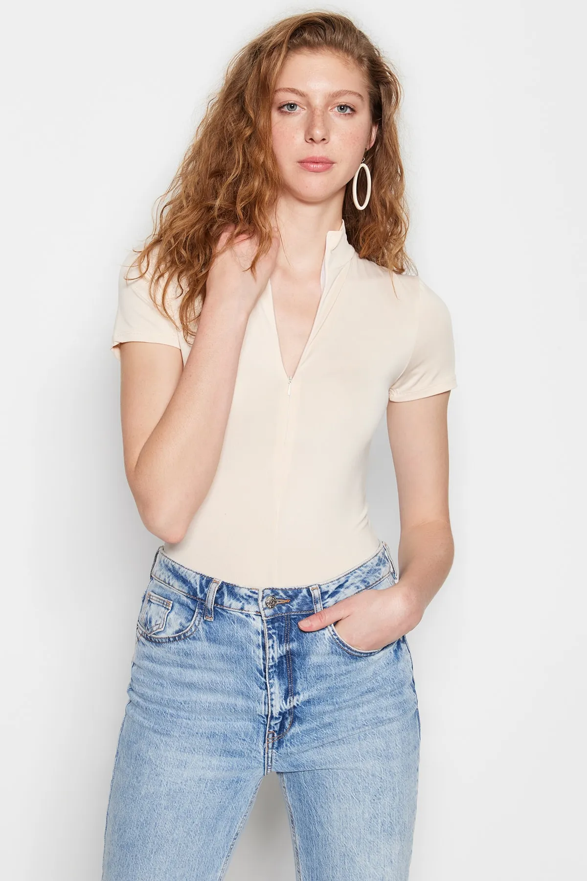 Trendyol Collection  Steinfarbener Strickbody mit Stehkragen und Reißverschluss, kurzärmlig, flexiblem Druckknopf, TWOAW21BD0009