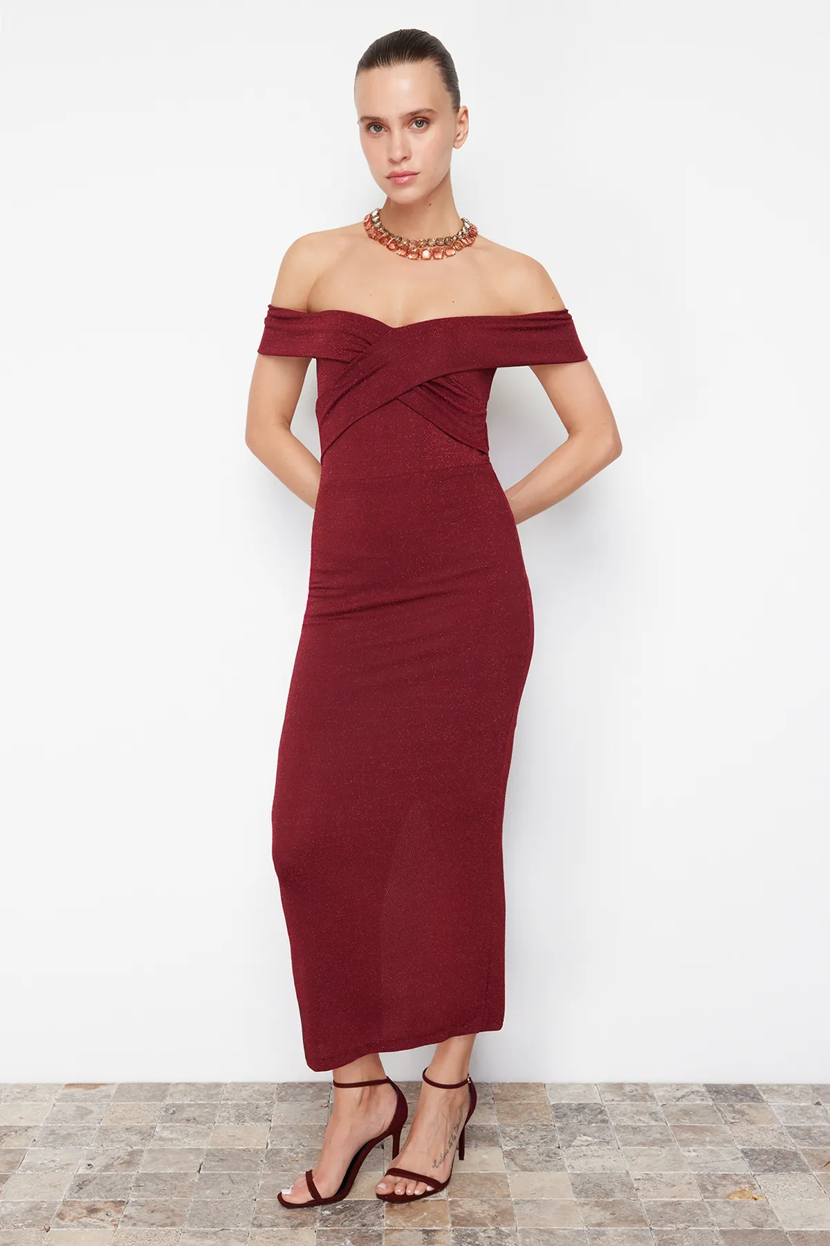 Trendyol Collection  Burgunderrotes Glitzer-Abendkleid aus Strick – Glitzer-Ausschnitt-Detail, TPRSS24EL00033