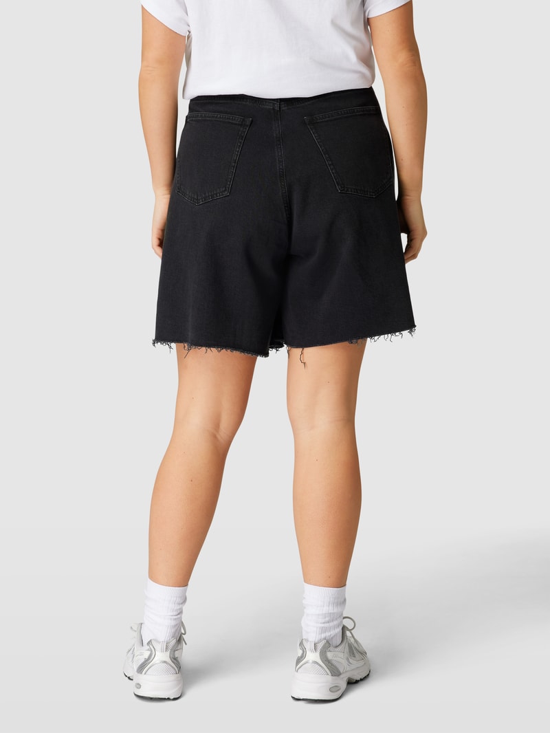 PLUS SIZE Jeansshorts mit Label-Patch in schwarz