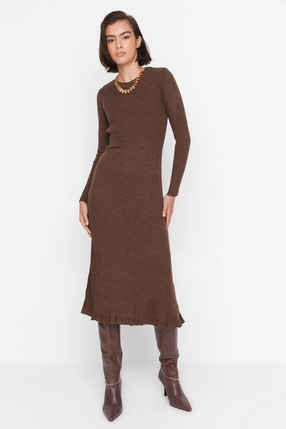 Trendyol Collection  Braunes Midi-Strickkleid mit Rundhalsausschnitt TWOAW21EL0422