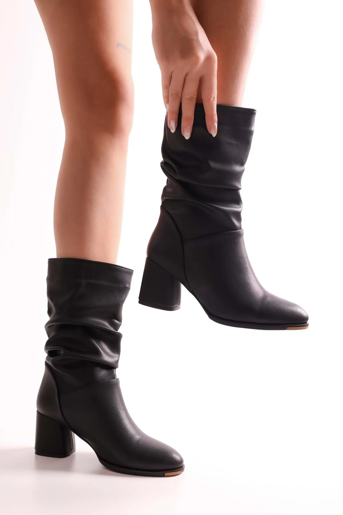 Shoeberry  Nollie Black Heeled Zwickelstiefel für Damen Black Skin