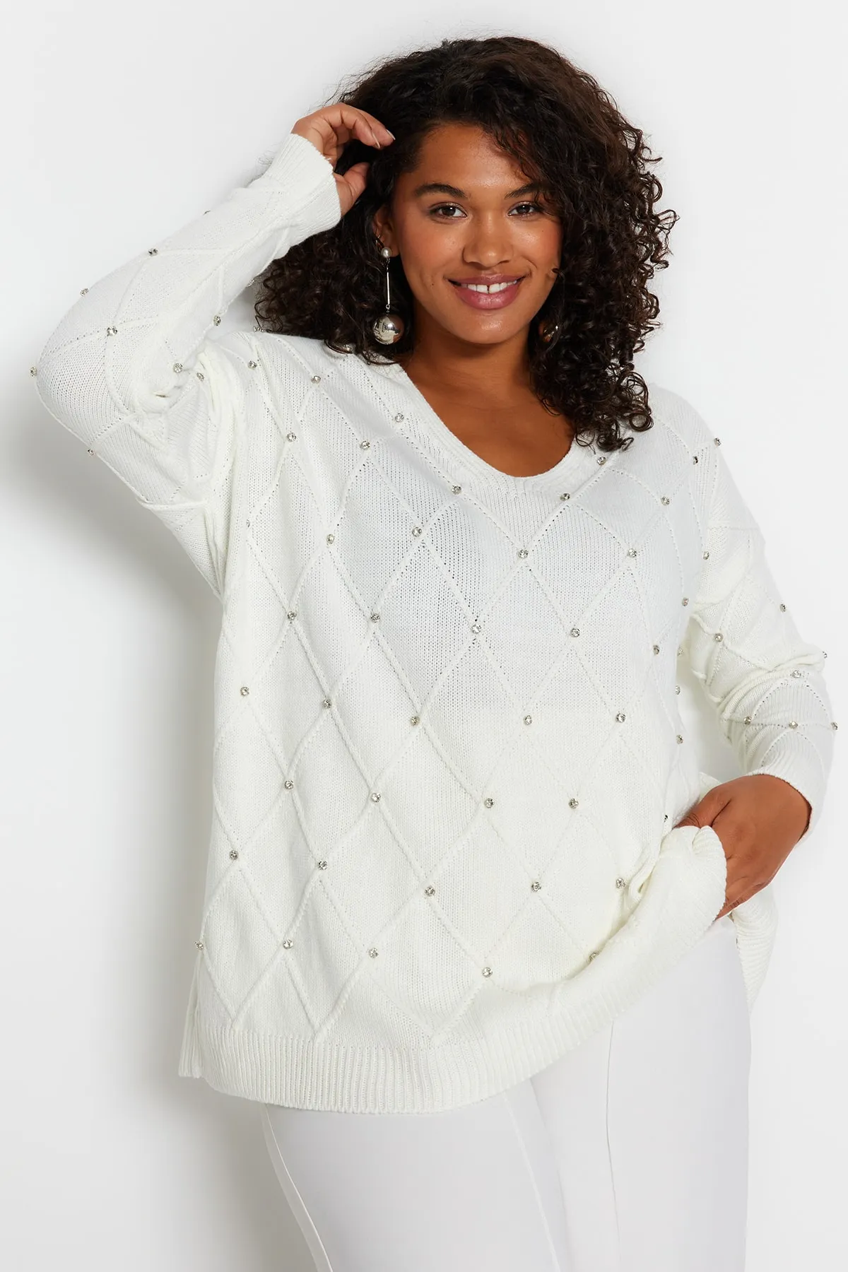 Trendyol Curve  Ecrufarbener Strickpullover mit Steinstickerei TBBAW24AN00031